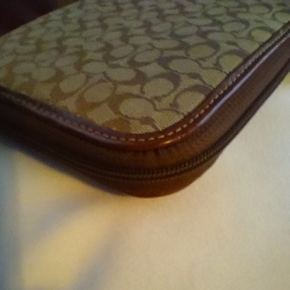💿 Coach Case - Picture 10 of 12